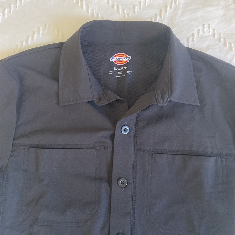 ✨5 for $15✨ Men’s Dickies scrub top - Picture 2 of 8